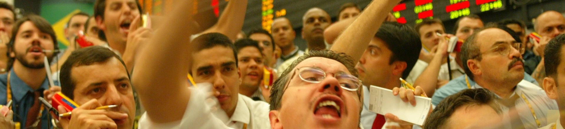 Operadores trabalham durante pregão na Bolsa de Valores, em São Paulo (SP), 2003. Operadores trabalham durante pregão na Bolsa de Valores, em São Paulo (SP), 2003.