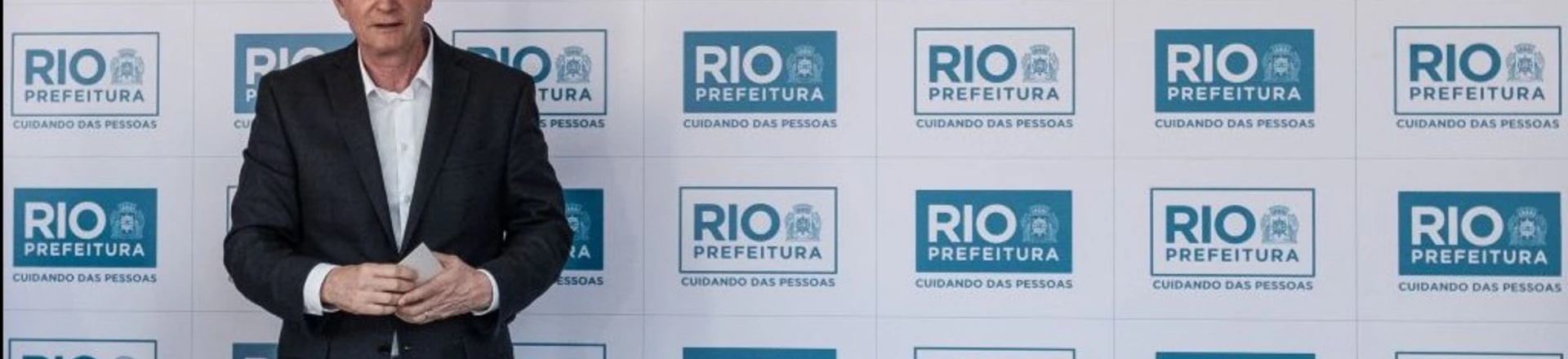 Rio de Janeiro's Mayor Marcelo Crivella attends the unveiling ceremony of a graffiti by 19-year-old self-taught Brazilian artist Luna Buschinelli, as part of the "Rio Big Walls" project in Rio de Janeiro, Brazil, on June 19, 2017.The graffiti has applied for the Guinness Book of records as the world's biggest wall painting by a female artist. / AFP PHOTO / YASUYOSHI CHIBA (Photo credit should read YASUYOSHI CHIBA/AFP/Getty Images) Rio de Janeiro's Mayor Marcelo Crivella attends the unveiling ceremony of a graffiti by 19-year-old self-taught Brazilian artist Luna Buschinelli, as part of the "Rio Big Walls" project in Rio de Janeiro, Brazil, on June 19, 2017.The graffiti has applied for the Guinness Book of records as the world's biggest wall painting by a female artist. / AFP PHOTO / YASUYOSHI CHIBA (Photo credit should read YASUYOSHI CHIBA/AFP/Getty Images)