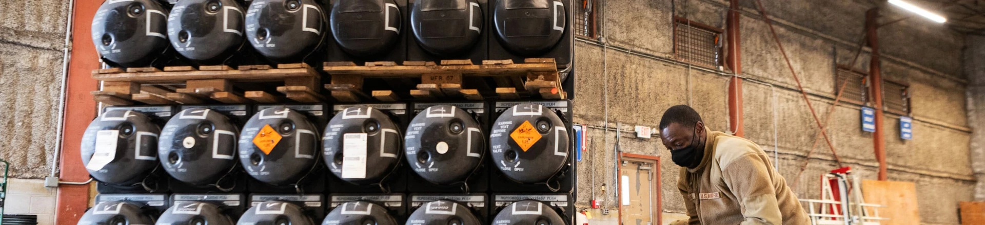 Munição paletizada, armas e outros equipamentos com destino à Ucrânia na Base Aérea de Dover, no estado de Delaware, em 21 de janeiro de 2022. Munição paletizada, armas e outros equipamentos com destino à Ucrânia na Base Aérea de Dover, no estado de Delaware, em 21 de janeiro de 2022.