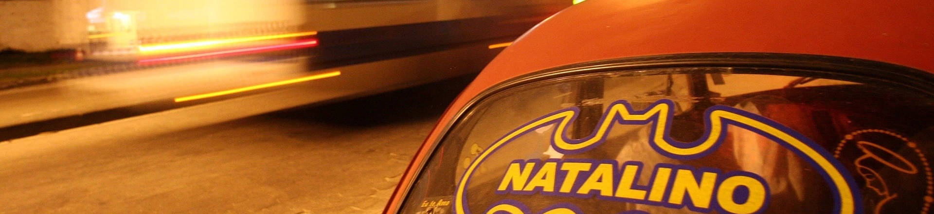 Carro em Campo Grande com adesivo do Batman, símbolo usado pela milícia Liga da Justiça, e nome do ex-policial Natalino José Guimarães, irmão de Jerominho. Carro em Campo Grande com adesivo do Batman, símbolo usado pela milícia Liga da Justiça, e nome do ex-policial Natalino José Guimarães, irmão de Jerominho.