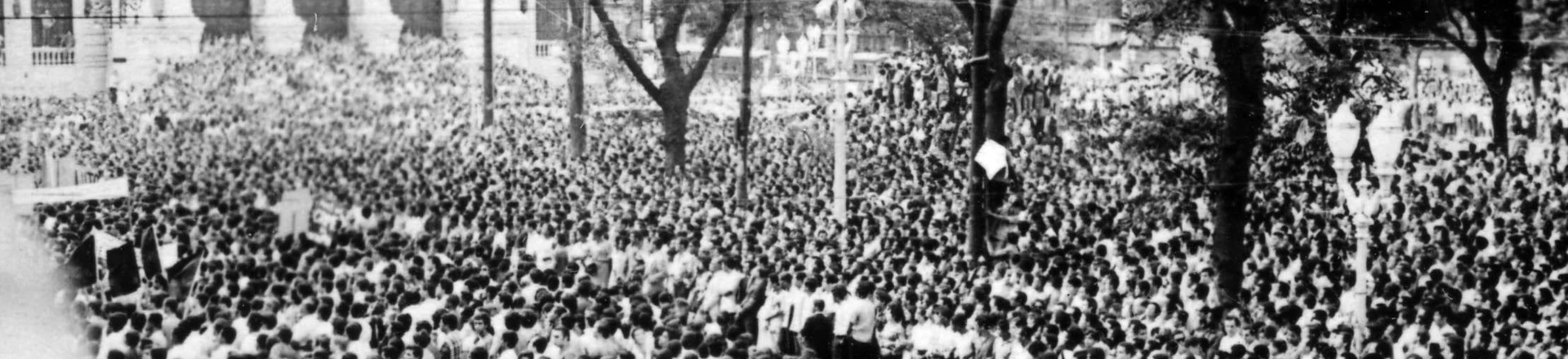 RIO DE JANEIRO, RJ, BRASIL, 29-03-1968: Caso Calabouço: multidão acompanha enterro do jovem secundarista Edson Luís de Lima Souto, assassinado no dia 28 de março de 1968 pelo comandante da tropa da PM, o aspirante Aloísio Raposo. Sua morte foi durante confronto entre a Polícia Militar e estudantes, que protestavam contra a alta do preço da comida no restaurante universitário Calabouço, no Rio de Janeiro (RJ). Edson foi o primeiro estudante assassinado pela Ditadura Militar e sua morte marcou o início de um ano turbulento de intensas mobilizações contra o regime militar que endureceu até decretar o chamado AI-5 (Ato Institucional). (Foto: Folhapress) (Foto: Folhapress) RIO DE JANEIRO, RJ, BRASIL, 29-03-1968: Caso Calabouço: multidão acompanha enterro do jovem secundarista Edson Luís de Lima Souto, assassinado no dia 28 de março de 1968 pelo comandante da tropa da PM, o aspirante Aloísio Raposo. Sua morte foi durante confronto entre a Polícia Militar e estudantes, que protestavam contra a alta do preço da comida no restaurante universitário Calabouço, no Rio de Janeiro (RJ). Edson foi o primeiro estudante assassinado pela Ditadura Militar e sua morte marcou o início de um ano turbulento de intensas mobilizações contra o regime militar que endureceu até decretar o chamado AI-5 (Ato Institucional). (Foto: Folhapress) (Foto: Folhapress)