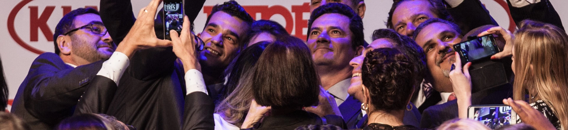 SÃO PAULO, SP, 06.12.2016: SERGIO-MORO - Henrique Meirelles, Geraldo Alckmin, Sérgio Moro, Aécio Neves e Michel Temer - Cerimônia de premiação ''Brasileiros do Ano'', da Revista ISTOÉ, que homenageia as personalidades que se destacaram em 2016, no Citibank Hall, na zona sul de São Paulo (SP). Serão onze homenageados nas seguintes categorias: Brasileiro do Ano, Justiça, Televisão, Esporte, Teatro, Gestão, Política, Moda, Comunicação, Música e Cultura. (Foto: Diego Padgurschi /Folhapress) SÃO PAULO, SP, 06.12.2016: SERGIO-MORO - Henrique Meirelles, Geraldo Alckmin, Sérgio Moro, Aécio Neves e Michel Temer - Cerimônia de premiação ''Brasileiros do Ano'', da Revista ISTOÉ, que homenageia as personalidades que se destacaram em 2016, no Citibank Hall, na zona sul de São Paulo (SP). Serão onze homenageados nas seguintes categorias: Brasileiro do Ano, Justiça, Televisão, Esporte, Teatro, Gestão, Política, Moda, Comunicação, Música e Cultura. (Foto: Diego Padgurschi /Folhapress)