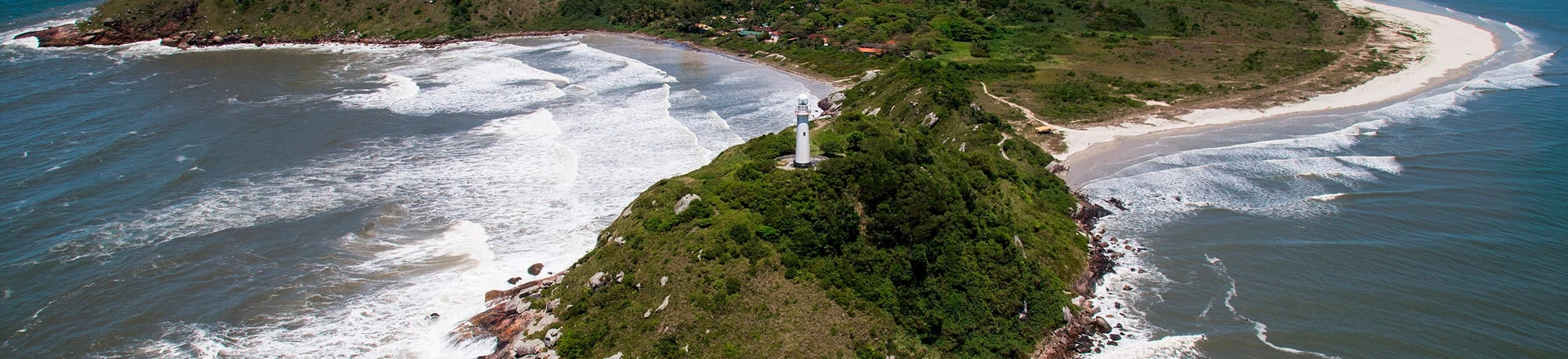 A Ilha do Mel, em primeiro plano. Ao fundo, o continente, onde ficará o porto privado, que para ser liberado depende de estrada que governo quer fazer. A Ilha do Mel, em primeiro plano. Ao fundo, o continente, onde ficará o porto privado, que para ser liberado depende de estrada que governo quer fazer.