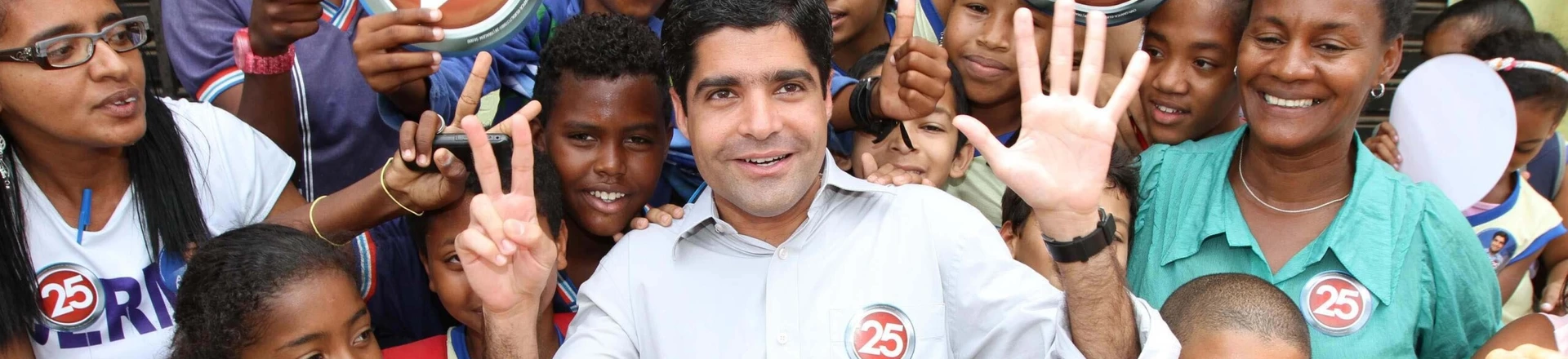 ACM Neto, candidato do DEM à Prefeitura de Salvador, durante caminhada no bairro de Fazenda Grande II, em Salvador, BA. (Salvador, BA, 09.10.2012. Foto de Vaner Casaes/Ag. BAPress/Folhapress) ACM Neto, candidato do DEM à Prefeitura de Salvador, durante caminhada no bairro de Fazenda Grande II, em Salvador, BA. (Salvador, BA, 09.10.2012. Foto de Vaner Casaes/Ag. BAPress/Folhapress)