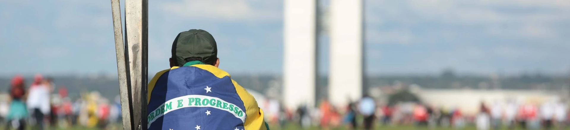 Nunca o brasileiro confiou tão pouco na Presidência. Bolsonaro surfa nessa onda. Nunca o brasileiro confiou tão pouco na Presidência. Bolsonaro surfa nessa onda.