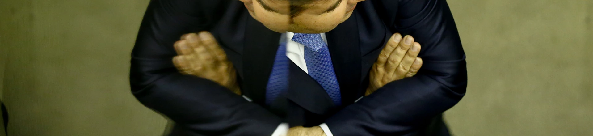 BRASÍLIA, DF, 01.08.2017: SESSÃO-CÂMARA - O presidente da Câmara dos Deputados, Rodrigo Maia (DEM-RJ), é refletido em vidro enquanto conversa com parlamentares e jornalistas no plenário da casa. (Foto: Pedro Ladeira/Folhapress) BRASÍLIA, DF, 01.08.2017: SESSÃO-CÂMARA - O presidente da Câmara dos Deputados, Rodrigo Maia (DEM-RJ), é refletido em vidro enquanto conversa com parlamentares e jornalistas no plenário da casa. (Foto: Pedro Ladeira/Folhapress)