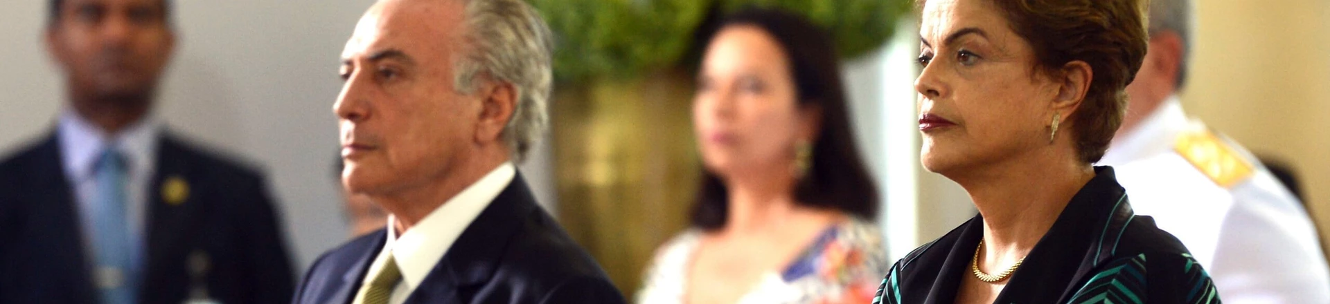 Brasília - A presidenta Dilma Rousseff e o vice-presidente, Michel Temer, participam da solenidade onde recebem os cumprimentos de oficiais-generais no Clube do Exército (Antonio Cruz/Agência Brasil) Brasília - A presidenta Dilma Rousseff e o vice-presidente, Michel Temer, participam da solenidade onde recebem os cumprimentos de oficiais-generais no Clube do Exército (Antonio Cruz/Agência Brasil)