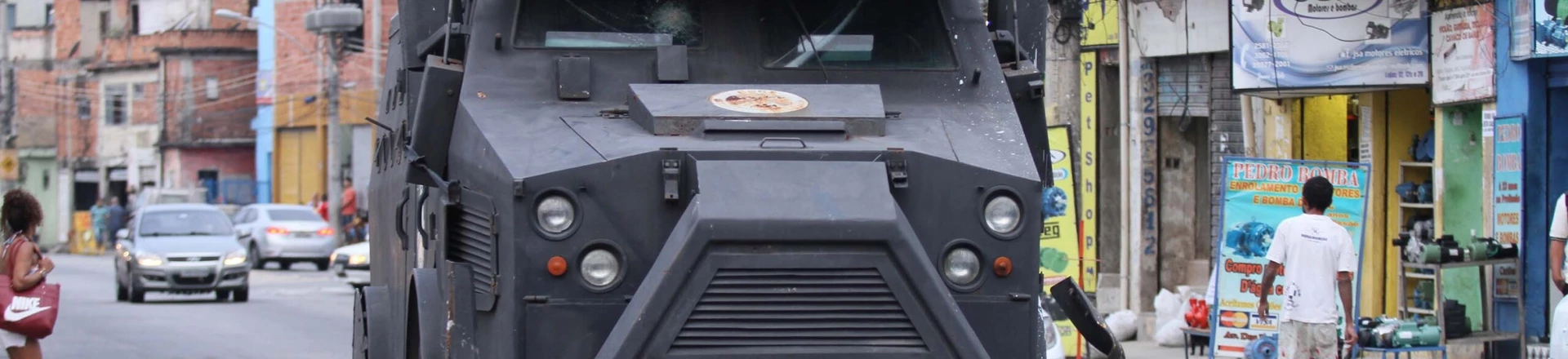 RIO DE JANEIRO,RJ,14.08.2017:TIROTEIO-MORRO-JACAREZINHO - Viatura Caveirão é visto na entrada do Morro do Jacarezinho, no Rio de Janeiro (RJ), nesta segunda-feira (14). Moradores do Jacarezinho ficaram assustados devido um intenso tiroteio no local. Policiais entram em confronto com traficantes na região. (Foto: jose lucena/Futura Press/Folhapress) RIO DE JANEIRO,RJ,14.08.2017:TIROTEIO-MORRO-JACAREZINHO - Viatura Caveirão é visto na entrada do Morro do Jacarezinho, no Rio de Janeiro (RJ), nesta segunda-feira (14). Moradores do Jacarezinho ficaram assustados devido um intenso tiroteio no local. Policiais entram em confronto com traficantes na região. (Foto: jose lucena/Futura Press/Folhapress)