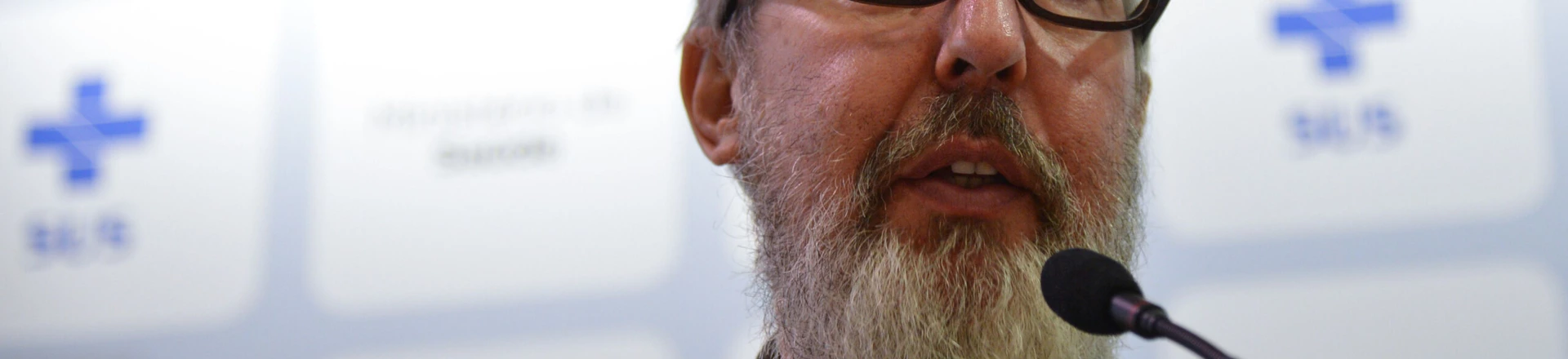 Para Claudio Maierovitch, pesquisador da Fiocruz e ex-presidente da Anvisa, falta de testes e de comando político fragiliza a defesa do país. Para Claudio Maierovitch, pesquisador da Fiocruz e ex-presidente da Anvisa, falta de testes e de comando político fragiliza a defesa do país.