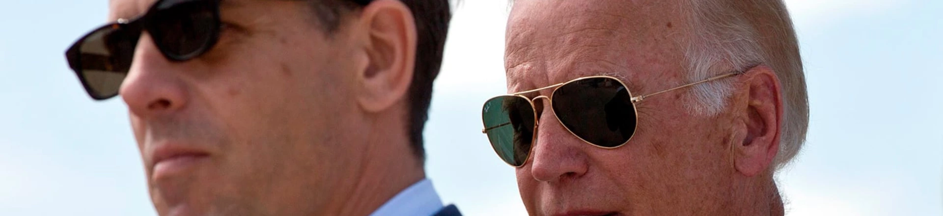 O então vice-presidente Joe Biden, à direita, e seu filho Hunter Biden em uma cerimônia de dedicação de rua no vilarejo de Sojevo, no Kosovo, em 17 de agosto de 2016. O então vice-presidente Joe Biden, à direita, e seu filho Hunter Biden em uma cerimônia de dedicação de rua no vilarejo de Sojevo, no Kosovo, em 17 de agosto de 2016.