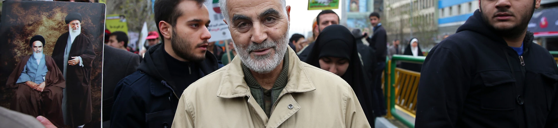Qassem Soleimani, em fevereiro de 2016, participando da celebração da Revolução Iraniana de 1979. Qassem Soleimani, em fevereiro de 2016, participando da celebração da Revolução Iraniana de 1979.