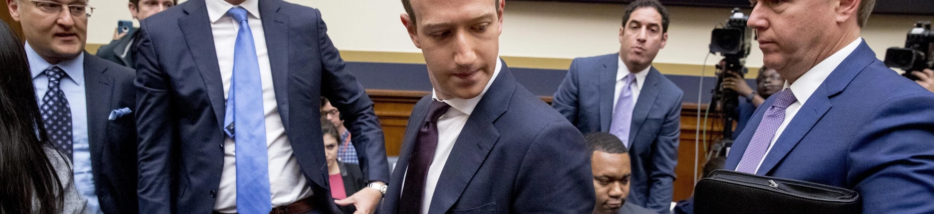 O CEO do Facebook, Mark Zuckerberg, ao centro, acompanhado pelo vice-presidente de políticas públicas dos EUA, Kevin Martin, à direita, faz uma pausa nos depoimentos antes de uma audiência do Comitê de Serviços Financeiros da Câmara em Washington, D.C., em 23 de outubro de 2019. O CEO do Facebook, Mark Zuckerberg, ao centro, acompanhado pelo vice-presidente de políticas públicas dos EUA, Kevin Martin, à direita, faz uma pausa nos depoimentos antes de uma audiência do Comitê de Serviços Financeiros da Câmara em Washington, D.C., em 23 de outubro de 2019.