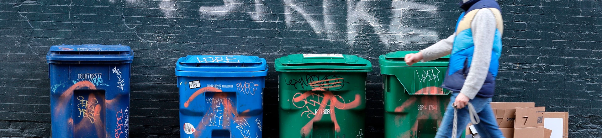 Um pedestre passa por um grafite que diz "Greve de Aluguéis" em 1 de abril de 2020, no bairro de Capitol Hill, em Seattle. Um pedestre passa por um grafite que diz "Greve de Aluguéis" em 1 de abril de 2020, no bairro de Capitol Hill, em Seattle.