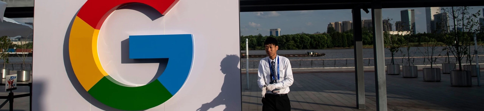 Homem passa diante de um logo do Google na Conferência Mundial de Inteligência Artificial em Xangai, na China, em 26 de setembro de 2018. Homem passa diante de um logo do Google na Conferência Mundial de Inteligência Artificial em Xangai, na China, em 26 de setembro de 2018.