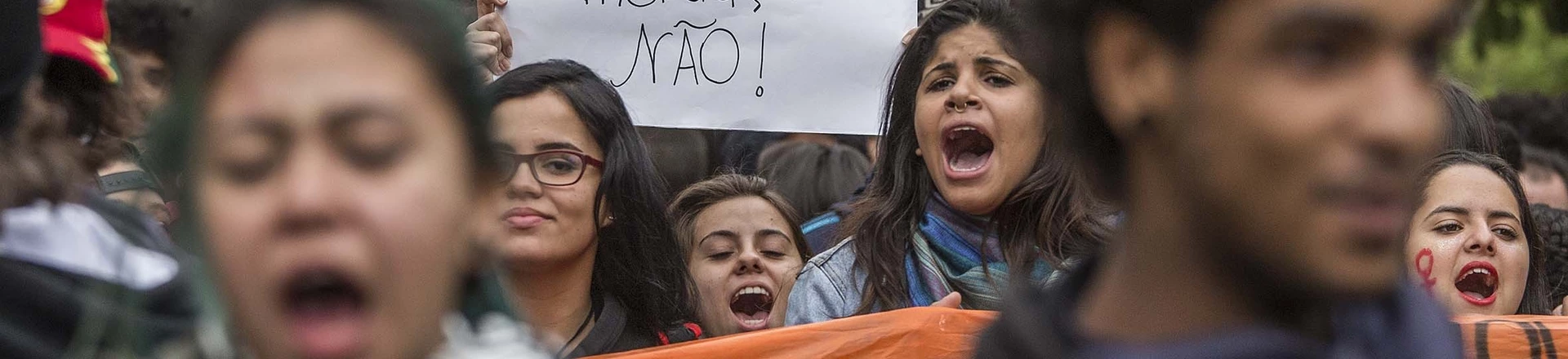 SÃO PAULO, SP, 11.08.2016 - EDUCAÇÃO-PROTESTO - Estudantes e Policia Militar entram em confronto durante ato no Dia Nacional de Luta em Defesa da Educação Pública e Gratuita, na região central de São Paulo (SP), nesta quinta-feira (11). O ato é contra a lei PL867/2015, escola sem partido e contra os cortes e a privatização da Educação. (Foto: Marlene Bergamo/Folhapress) SÃO PAULO, SP, 11.08.2016 - EDUCAÇÃO-PROTESTO - Estudantes e Policia Militar entram em confronto durante ato no Dia Nacional de Luta em Defesa da Educação Pública e Gratuita, na região central de São Paulo (SP), nesta quinta-feira (11). O ato é contra a lei PL867/2015, escola sem partido e contra os cortes e a privatização da Educação. (Foto: Marlene Bergamo/Folhapress)