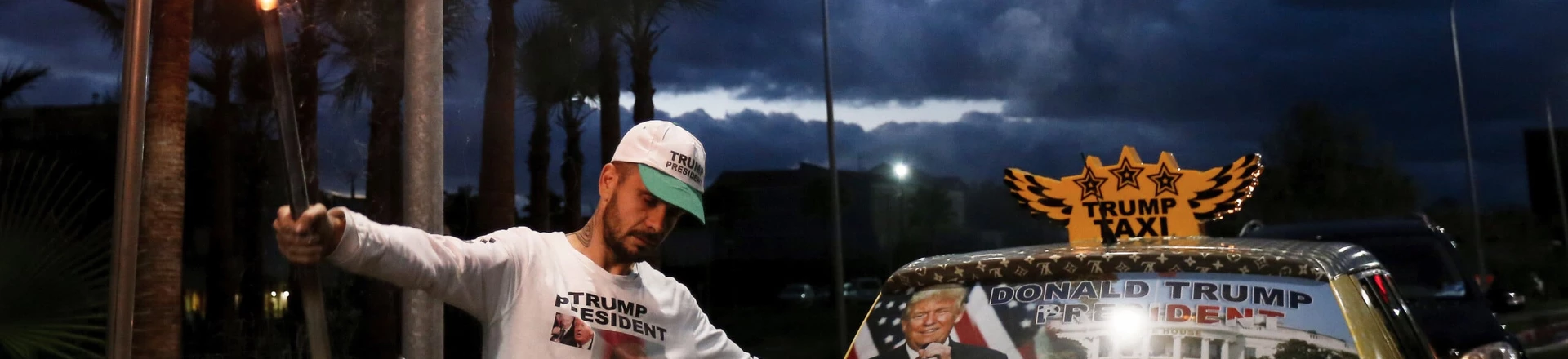 Foto principal: Um taxista segura um sinalizador para comemorar a vitória do candidato republicano, Donald Trump, para a presidência dos EUA, em Tirana, na Albânia, em 9 de novembro de 2016. Foto principal: Um taxista segura um sinalizador para comemorar a vitória do candidato republicano, Donald Trump, para a presidência dos EUA, em Tirana, na Albânia, em 9 de novembro de 2016.