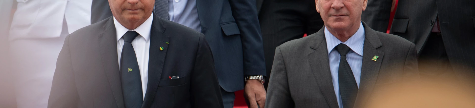 Bolsonaro sugeriu que militares apoiam sua pressão contra STF e Congresso, e Fernando Azevedo e Silva (à direita) lançou nota cheia de recados. Bolsonaro sugeriu que militares apoiam sua pressão contra STF e Congresso, e Fernando Azevedo e Silva (à direita) lançou nota cheia de recados.