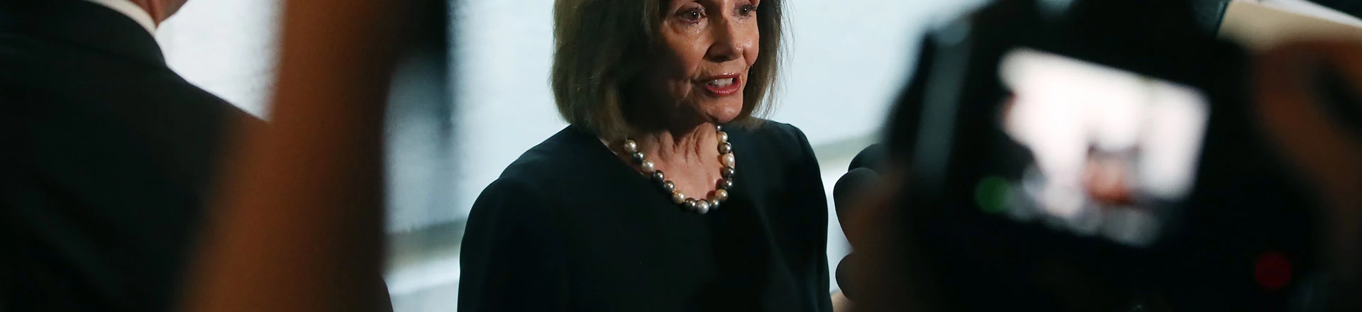 A presidente da Câmara dos Deputados, Nancy Pelosi, fala à imprensa em 25 de setembro de 2019, depois de se reunir com a bancada democrata da Câmara um dia depois de anunciar que a Câmara iniciará uma investigação formal de impeachment contra o presidente Donald Trump. A presidente da Câmara dos Deputados, Nancy Pelosi, fala à imprensa em 25 de setembro de 2019, depois de se reunir com a bancada democrata da Câmara um dia depois de anunciar que a Câmara iniciará uma investigação formal de impeachment contra o presidente Donald Trump.