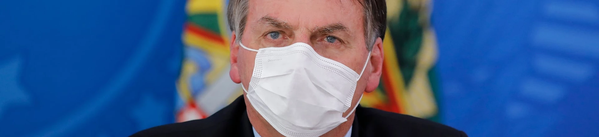 Jair Bolsonaro durante entrevista coletiva nesta quarta-feira: máscaras, só com a boca fechada. Jair Bolsonaro durante entrevista coletiva nesta quarta-feira: máscaras, só com a boca fechada.