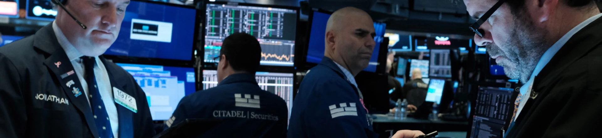 Operadores atuam na Bolsa de Nova York em 2 de março de 2020, na cidade de Nova York. As ações haviam tido discreta alta na negociação aquela manhã, na sequência de uma semana de vendas intensas em razão do receio pelo novo coronavírus. Operadores atuam na Bolsa de Nova York em 2 de março de 2020, na cidade de Nova York. As ações haviam tido discreta alta na negociação aquela manhã, na sequência de uma semana de vendas intensas em razão do receio pelo novo coronavírus.