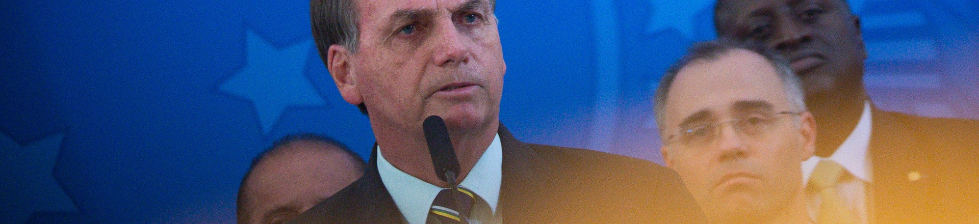 Com canetada escondida, Bolsonaro asfixia Lei de Proteção de Dados em meio à pandemia Com canetada escondida, Bolsonaro asfixia Lei de Proteção de Dados em meio à pandemia