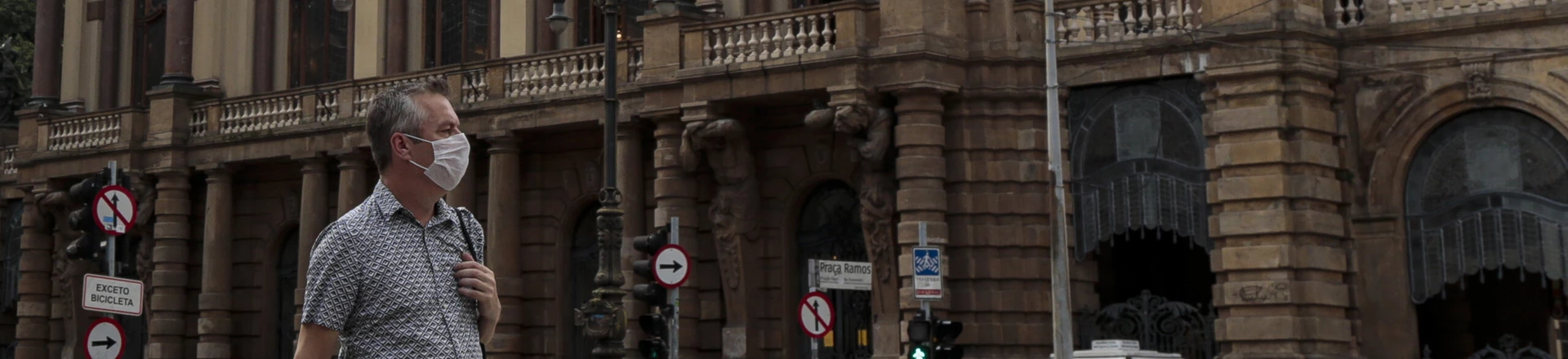 Segunda-feira, 17 de março: homem caminha em frente ao Theatro Municipal de São Paulo usando máscara. No mesmo dia, foi confirmada a primeira morte pela covid-19 no Brasil. Segunda-feira, 17 de março: homem caminha em frente ao Theatro Municipal de São Paulo usando máscara. No mesmo dia, foi confirmada a primeira morte pela covid-19 no Brasil.