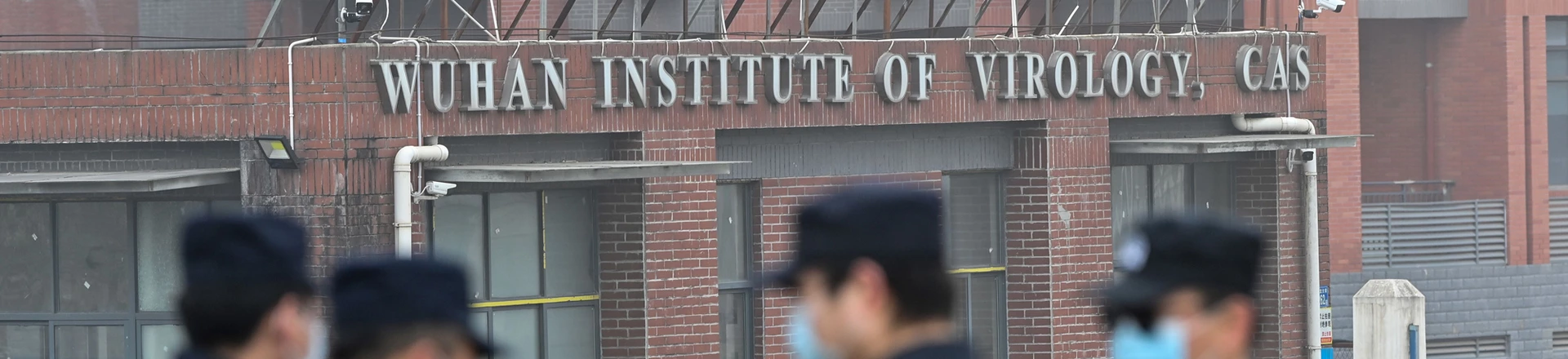 Equipe de segurança fica de guarda no exterior do Instituto de Virologia de Wuhan, na China, em 3 de fevereiro de 2021. Equipe de segurança fica de guarda no exterior do Instituto de Virologia de Wuhan, na China, em 3 de fevereiro de 2021.