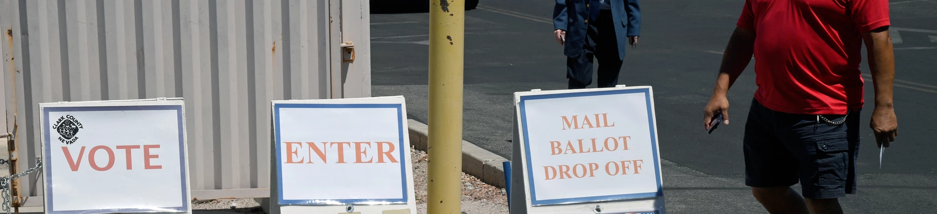 Pessoas caminham seguindo os cartazes enquanto se dirigem ao Departamento Eleitoral do Condado de Clark, que serve como ponto de votação principal nas eleições e como centro de votação presencial em meio à pandemia de coronavírus em 9 de junho de 2020, em North Las Vegas, Nevada. Pessoas caminham seguindo os cartazes enquanto se dirigem ao Departamento Eleitoral do Condado de Clark, que serve como ponto de votação principal nas eleições e como centro de votação presencial em meio à pandemia de coronavírus em 9 de junho de 2020, em North Las Vegas, Nevada.