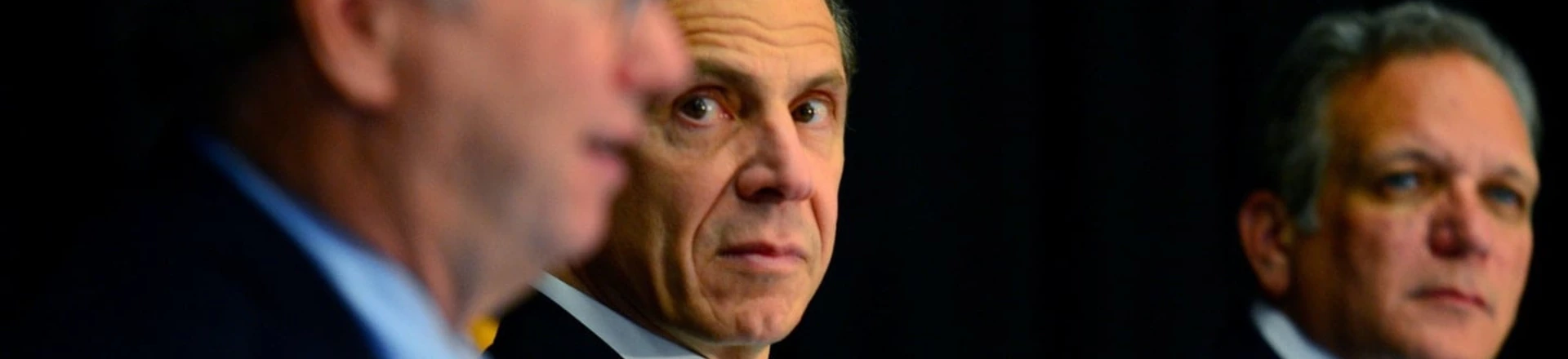 Andrew Cuomo, governador de Nova York, observa o presidente executivo do Google, Eric Schmidt, à esquerda, falando durante a apresentação do relatório da Comissão de Escolas Inteligentes na Escola de Ensino Fundamental Mineola, em 27 de outubro de 2014, na cidade de Mineola, Nova York. Andrew Cuomo, governador de Nova York, observa o presidente executivo do Google, Eric Schmidt, à esquerda, falando durante a apresentação do relatório da Comissão de Escolas Inteligentes na Escola de Ensino Fundamental Mineola, em 27 de outubro de 2014, na cidade de Mineola, Nova York.