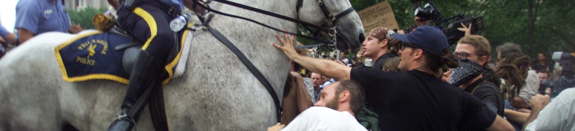 Manifestantes tentam conter o avanço dos cavalos de policiais durante a Convenção Nacional do Partido Republicano na Filadélfia, em 1º de agosto de 2000. Manifestantes tentam conter o avanço dos cavalos de policiais durante a Convenção Nacional do Partido Republicano na Filadélfia, em 1º de agosto de 2000.