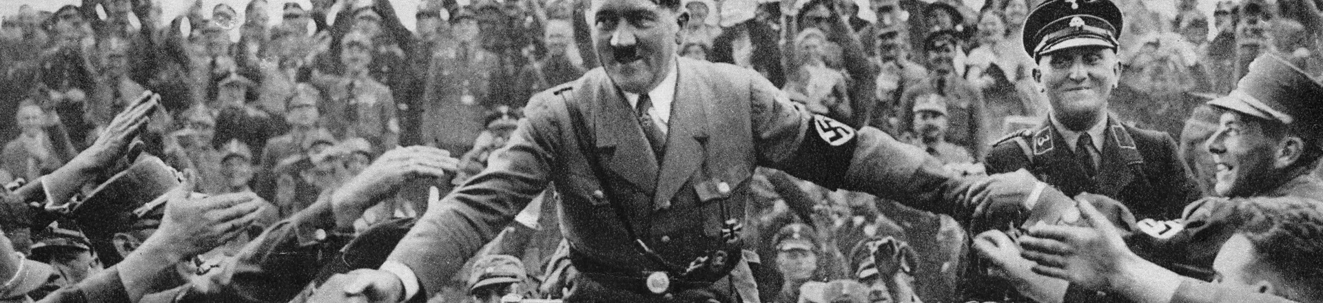 Adolf Hitler (1989-1945) sendo recebido por apoiadores em Nuremberg. em 1933. Adolf Hitler (1989-1945) sendo recebido por apoiadores em Nuremberg. em 1933.
