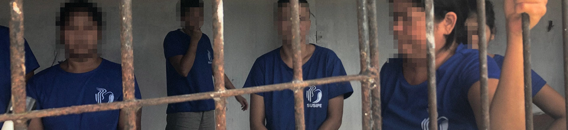 Moro visitou o Pará nesta segunda e não viu problema na situação dos detentos. Para ele, a “disciplina em presídios” que vem sendo aplicada pelos seus subordinados é "imprescindível e inegociável". As presas, que relatam terem sido obrigadas a sentar em um formigueiro apenas de calcinha, discordam. Moro visitou o Pará nesta segunda e não viu problema na situação dos detentos. Para ele, a “disciplina em presídios” que vem sendo aplicada pelos seus subordinados é "imprescindível e inegociável". As presas, que relatam terem sido obrigadas a sentar em um formigueiro apenas de calcinha, discordam.