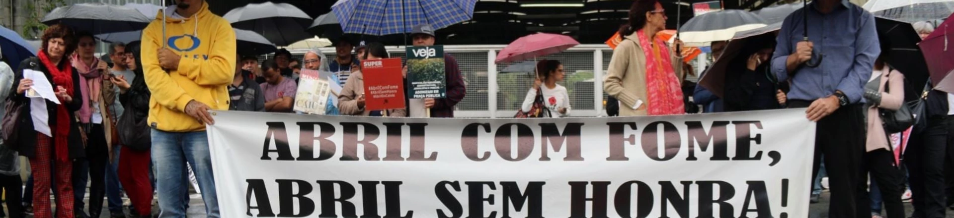 Cerca de 300 profissionais demitidos pela Abril protestaram em frente à gráfica da empresa, em 14 de setembro de 2018. Cerca de 300 profissionais demitidos pela Abril protestaram em frente à gráfica da empresa, em 14 de setembro de 2018.