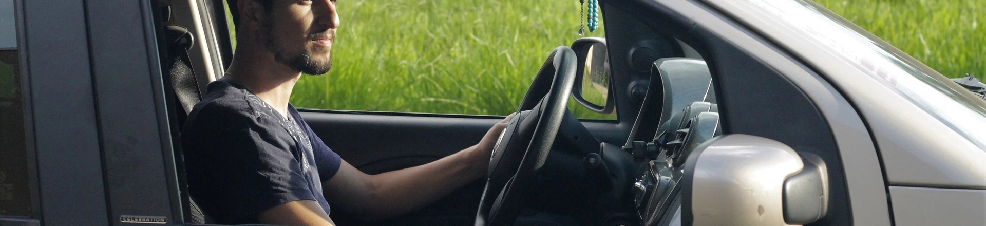 O sírio Houssam Nour em seu carro, em que trabalha como motorista de uber. O sírio Houssam Nour em seu carro, em que trabalha como motorista de uber.