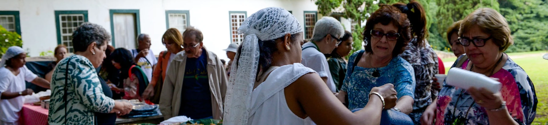 Se você desejar ser servido por uma pessoa negra vestida como uma escrava, você pode se hospedar na Fazenda Santa Eufrásia, em Vassouras, a 111 km do centro do Rio. Se você desejar ser servido por uma pessoa negra vestida como uma escrava, você pode se hospedar na Fazenda Santa Eufrásia, em Vassouras, a 111 km do centro do Rio.