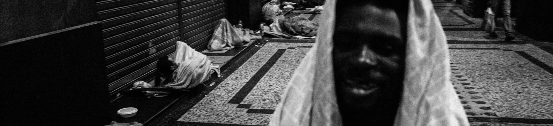 Pessoas em situação de rua se reúnem para dormir sob marquise na região no centro do Rio. Pessoas em situação de rua se reúnem para dormir sob marquise na região no centro do Rio.