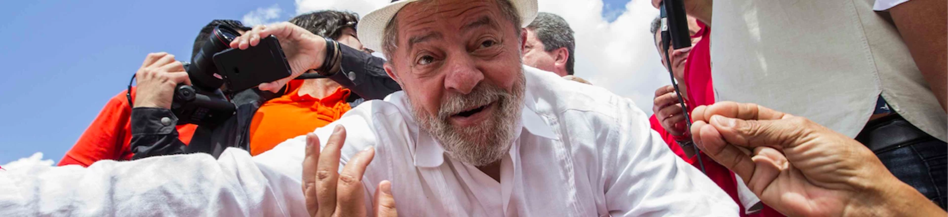 XEX?âU, PE, 24.08.2017: LULA-NORDESTE - O ex-presidente Lula deixa o estado de Alagoas e para no meio da estrada, em Xex?©u, primeira cidade de Pernambuco. ?â o oitavo dia da caravana do petista por 25 munic??pios do Nordeste. (Foto: Marlene Bergamo/Folhapress) XEX?âU, PE, 24.08.2017: LULA-NORDESTE - O ex-presidente Lula deixa o estado de Alagoas e para no meio da estrada, em Xex?©u, primeira cidade de Pernambuco. ?â o oitavo dia da caravana do petista por 25 munic??pios do Nordeste. (Foto: Marlene Bergamo/Folhapress)