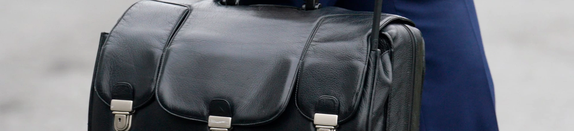 Em Washington, um assessor militar carrega uma maleta contendo códigos para o arsenal nuclear, em 21 de janeiro de 2022. Em Washington, um assessor militar carrega uma maleta contendo códigos para o arsenal nuclear, em 21 de janeiro de 2022.