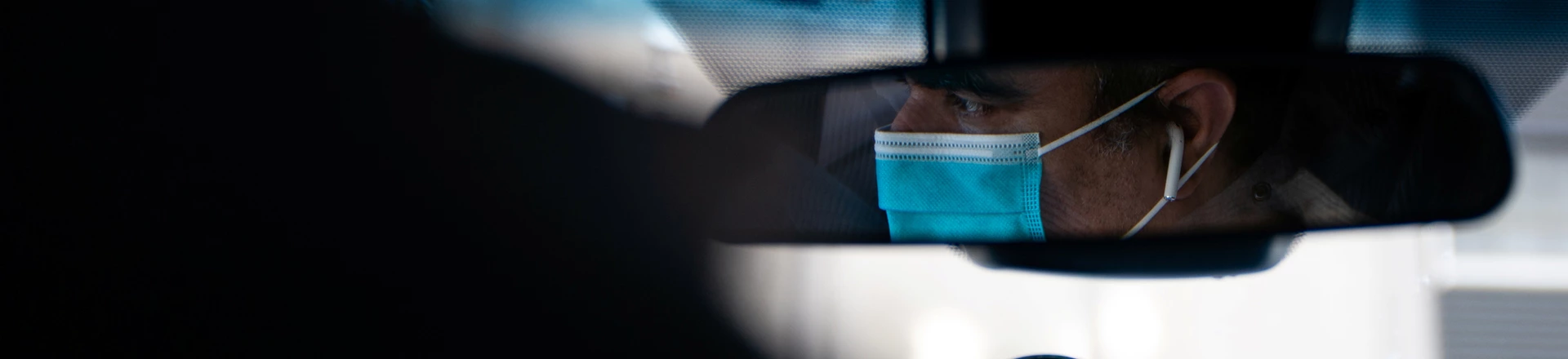 Um motorista da Uber usando uma máscara cirúrgica é visto pelo espelho em Manhattan em 15 de março de 2020. Um motorista da Uber usando uma máscara cirúrgica é visto pelo espelho em Manhattan em 15 de março de 2020.