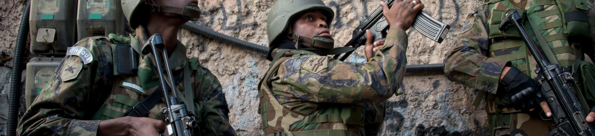 Soldiers take part in a joint operation by the Police and Brazilian Armed Forces to fight heavily armed drug traffickers at the Rocinha favela in Rio de Janeiro, Brazil, on September 22, 2017.Brazilian soldiers were sent to help Rio de Janeiro police fight heavily armed drug traffickers who have taken over much of the biggest shantytown in the country, the Rocinha favela. Local media reported intense shooting between police and criminals early Friday at Rocinha, where approximately 70,000 people live in a teeming collection of small homes on steep hillsides overlooking western Rio. / AFP PHOTO / Mauro PIMENTEL (Photo credit should read MAURO PIMENTEL/AFP/Getty Images) Soldiers take part in a joint operation by the Police and Brazilian Armed Forces to fight heavily armed drug traffickers at the Rocinha favela in Rio de Janeiro, Brazil, on September 22, 2017.Brazilian soldiers were sent to help Rio de Janeiro police fight heavily armed drug traffickers who have taken over much of the biggest shantytown in the country, the Rocinha favela. Local media reported intense shooting between police and criminals early Friday at Rocinha, where approximately 70,000 people live in a teeming collection of small homes on steep hillsides overlooking western Rio. / AFP PHOTO / Mauro PIMENTEL (Photo credit should read MAURO PIMENTEL/AFP/Getty Images)