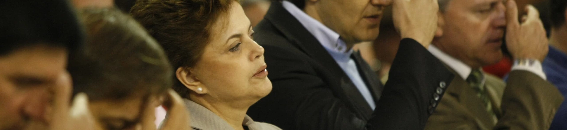 SAO PAULO, SP, BRASIL, 11-10-2010, 11: 00. A candidata a presidencia da republica Dilma Rousseff assiste a missa na catedral do santuario de Aparecida, interior de Sao Paulo, logo apos a candidata foi ovacionada pro fieis na saida do santuario. (Foto: Joel Silva/ Folhapress. ***PODER*** SAO PAULO, SP, BRASIL, 11-10-2010, 11: 00. A candidata a presidencia da republica Dilma Rousseff assiste a missa na catedral do santuario de Aparecida, interior de Sao Paulo, logo apos a candidata foi ovacionada pro fieis na saida do santuario. (Foto: Joel Silva/ Folhapress. ***PODER***