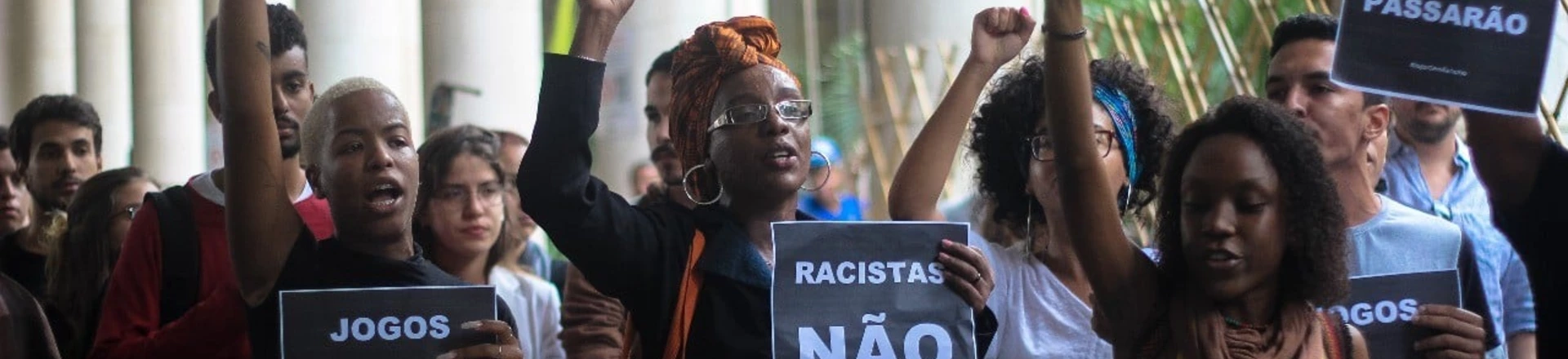 “Mulata, analfa, postura de macaco”: racistas do Direito nunca foram punidos. Ouça músicas de 2005 “Mulata, analfa, postura de macaco”: racistas do Direito nunca foram punidos. Ouça músicas de 2005
