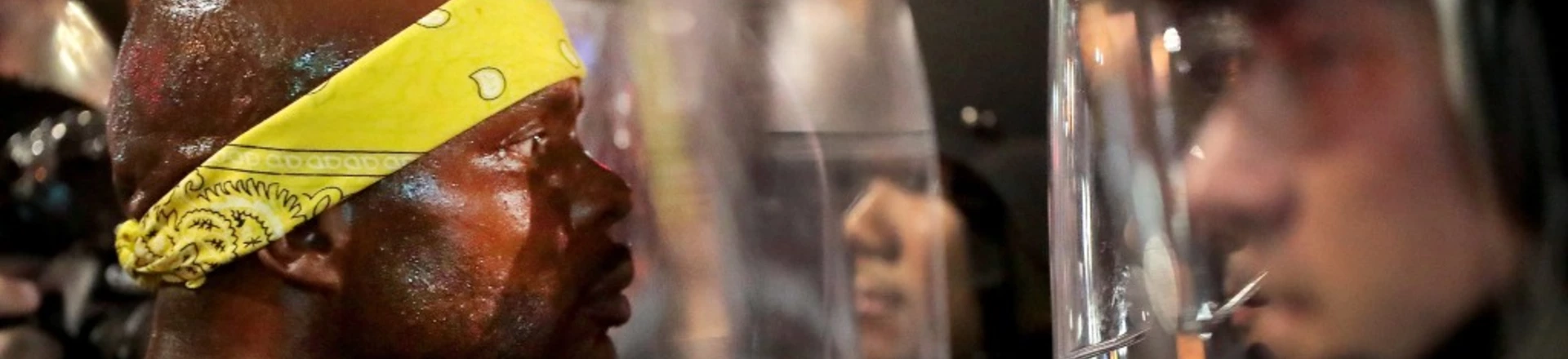 Manifestantes confrontam a polícia durante protestos em St. Louis. 16 de setembro de 2017Dozens of business windows were smashed and at least two police cars were damaged during a second day of protests following the acquittal of Stockley, who was been charged with first-degree murder last year following the 2011 on-duty shooting of Anthony Lamar Smith. (Photo by Scott Olson/Getty Images) Manifestantes confrontam a polícia durante protestos em St. Louis. 16 de setembro de 2017Dozens of business windows were smashed and at least two police cars were damaged during a second day of protests following the acquittal of Stockley, who was been charged with first-degree murder last year following the 2011 on-duty shooting of Anthony Lamar Smith. (Photo by Scott Olson/Getty Images)