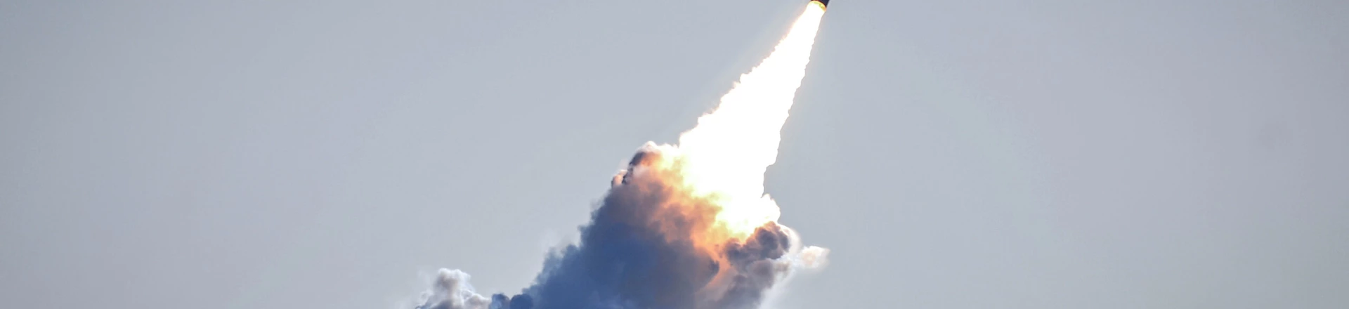 Um míssil desarmado Trident II D5 é lançado do submarino de mísseis balísticos da classe Ohio, USS Nebraska, na costa da Califórnia, em 26 de março de 2008. Um míssil desarmado Trident II D5 é lançado do submarino de mísseis balísticos da classe Ohio, USS Nebraska, na costa da Califórnia, em 26 de março de 2008.