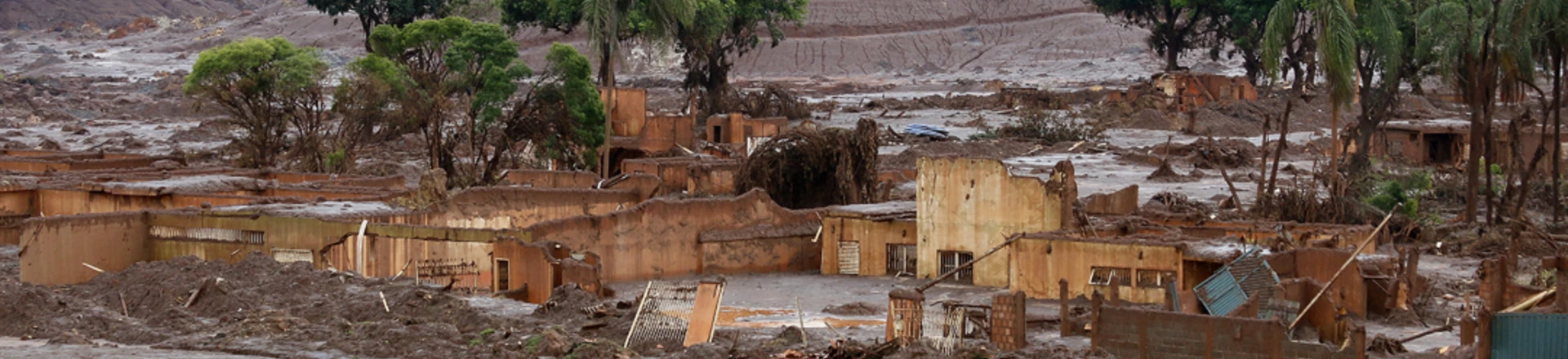 O rompimento da barragem de rejeitos da mineradora Samarco, cujos donos são a Vale a anglo-australiana BHP, causou uma enxurrada de lama que inundou várias casas no distrito de Bento Rodrigues, em Mariana, na Região Central de Minas Gerais. Inicialmente, a mineradora havia afirmado que duas barragens haviam se rompido, de Fundão e Santarém. No dia 16 de novembro, a Samarco confirmou que apenas a barragem de Fundão se rompeu.Local: Distrito de Bento Rodrigues, Município de Mariana, Minas Gerais.Foto: Rogério Alves/TV Senado O rompimento da barragem de rejeitos da mineradora Samarco, cujos donos são a Vale a anglo-australiana BHP, causou uma enxurrada de lama que inundou várias casas no distrito de Bento Rodrigues, em Mariana, na Região Central de Minas Gerais. Inicialmente, a mineradora havia afirmado que duas barragens haviam se rompido, de Fundão e Santarém. No dia 16 de novembro, a Samarco confirmou que apenas a barragem de Fundão se rompeu.Local: Distrito de Bento Rodrigues, Município de Mariana, Minas Gerais.Foto: Rogério Alves/TV Senado