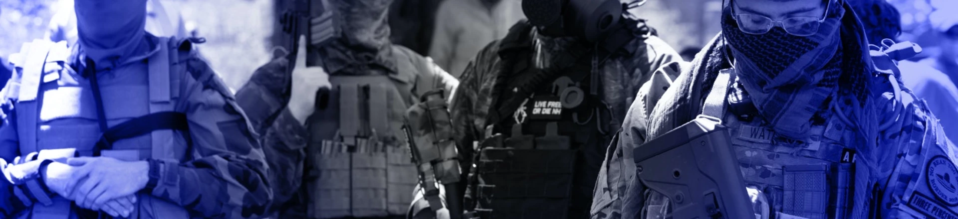 Integrantes do movimento "Boogaloo" rezam durante uma manifestação contra o fechamento do comércio em razão da covid-19, na sede do governo estadual em Concord, New Hampshire, em 2 de maio de 2020. Integrantes do movimento "Boogaloo" rezam durante uma manifestação contra o fechamento do comércio em razão da covid-19, na sede do governo estadual em Concord, New Hampshire, em 2 de maio de 2020.