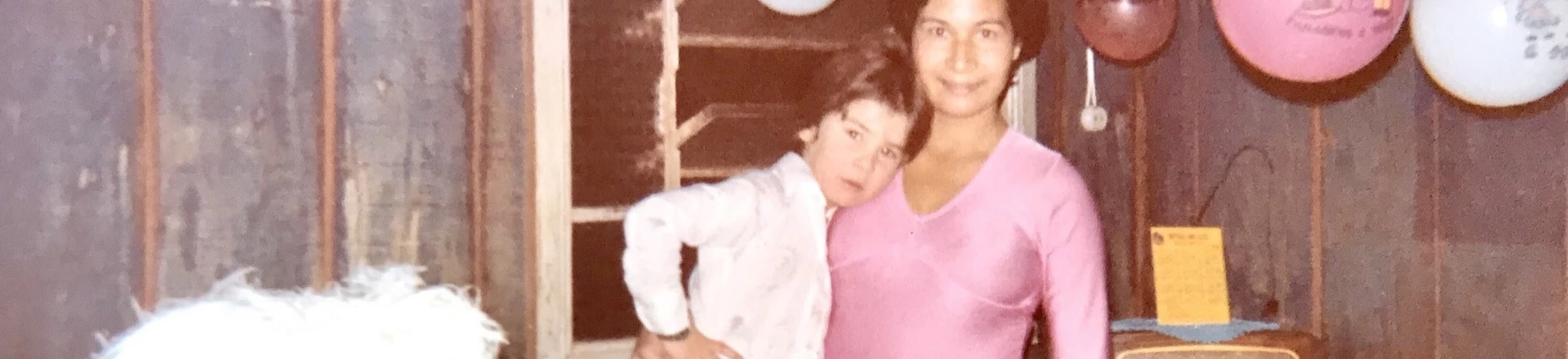 James Cimino e sua mãe durante festa de aniversário. James Cimino e sua mãe durante festa de aniversário.