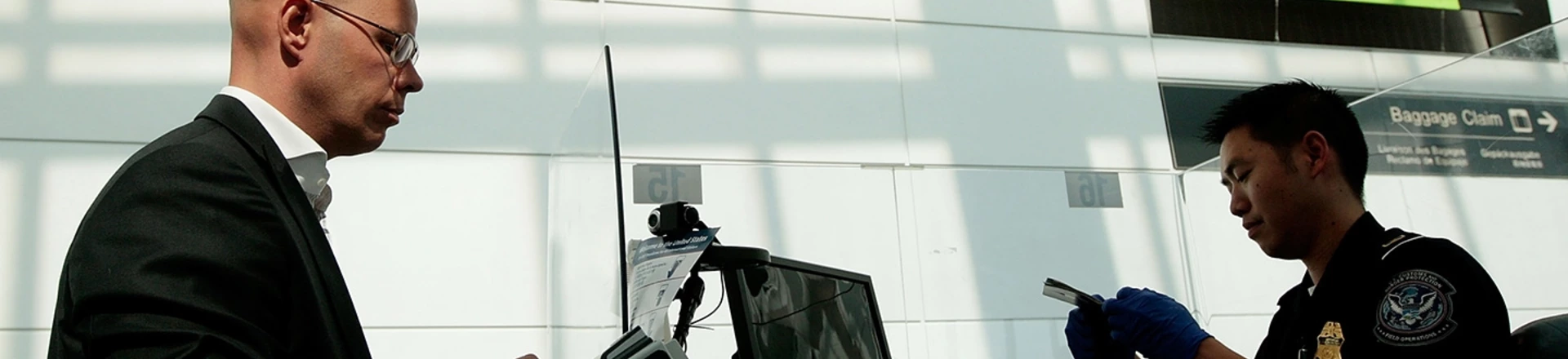 Governo americano quer ver Facebook dos visitantes antes de deixá-los entrar no país Governo americano quer ver Facebook dos visitantes antes de deixá-los entrar no país