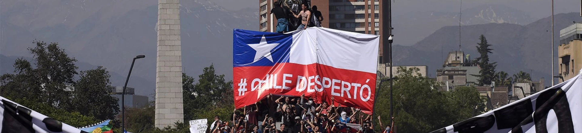 Manifestantes exibem cartaz "Chile acorda" no quinto dia de protestos na capital Santiago. Manifestantes exibem cartaz "Chile acorda" no quinto dia de protestos na capital Santiago.