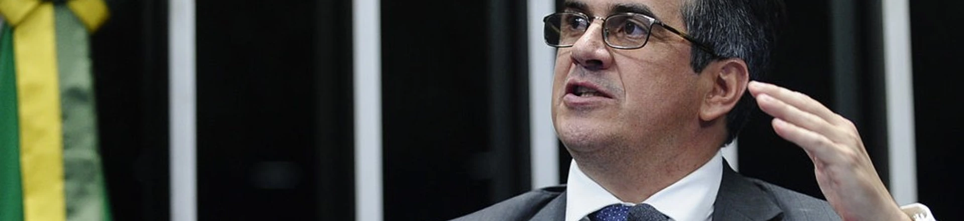 Senador Ciro Nogueira (PP-PI), autor de um projeto que prevê prisão para divulgação de fake news, discursa em plenário, em 29 de abril de 2015. Senador Ciro Nogueira (PP-PI), autor de um projeto que prevê prisão para divulgação de fake news, discursa em plenário, em 29 de abril de 2015.